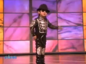 Bé nhảy điệu Michael Jackson
